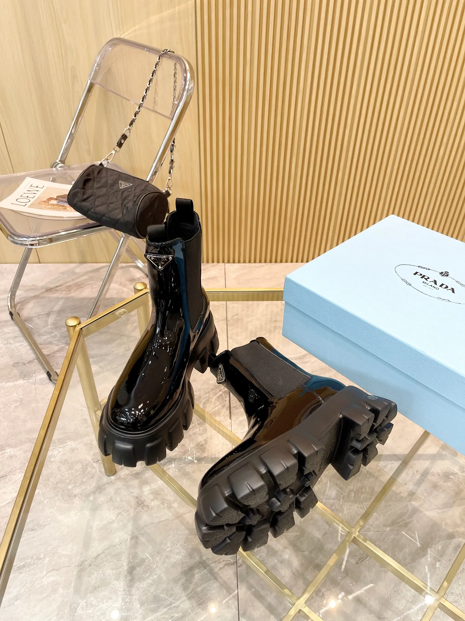 👟👟Ex-factory price 560👟👟 👟👟 2023 SSS launches the Prada short boots series. PRADA's early autumn and winter T-stage catwalk show is the same style as "Dreams never sleep". Prada can be used on important occasions. It has a fresh style with a little nobility and is perfect on the feet. 💃💃 Wear these shoes with them. They are elegant and crystal clear. The materials of various accessories are exclusively customized one to one, so that there is no distance from the original. The entire series is a combination of exciting and unexpected elements, allowing you to have a taste of the ever-changing style of the Prada girl. 🎀Upper: imported cowhide, patent leather, open-edge beaded cowhide 🎀Inner lining: cowhide lining🎀Outsole: original Italian outsole Color supply, code number 35-41 (40.41 customization is not returnable)